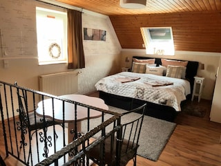 DG:   Schlafz. 5 Studio mit Boxspringbett