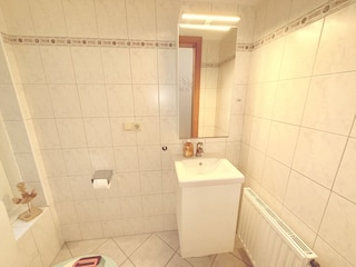 WC mit Warmwasser-Waschbecken - Fenster