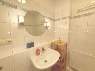 Das Bad im Obergeschoß mit Dusche  & WC