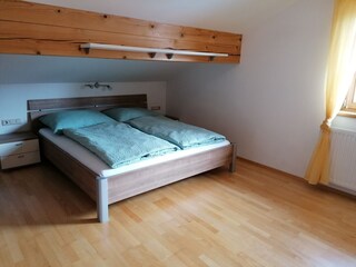 2. Wohnung im Dachgeschoß Schlafzimmer
