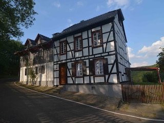 Ihr Ferienhaus, im Nachbarhaus erreichen Sie uns.