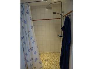 Ebenerdige Komfort-Dusche im Hauptbad