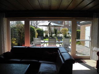 Blick Wohnbereich in den Garten