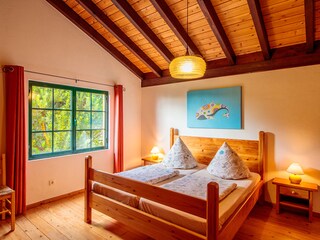 Bedroom with double bed, with 2 mattresses