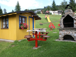 Grill mit Grillhaus und Spielplatz