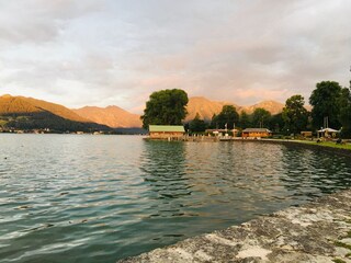 Berglichter über dem See