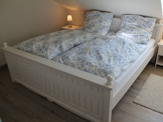Schlafzimmer mit großem Bett
