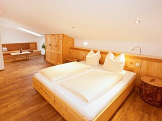 Schlafzimmer 1 mit Bad und TV