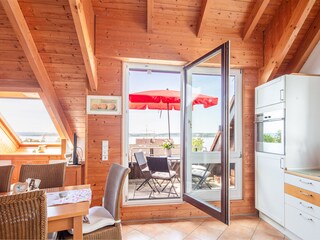 Wohnbereich mit Zugang zum Balkon
