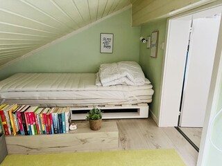 2. Palettenbett 1m breit, neben Tür zum Wohnzimmer