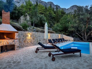 Der Pool mit Terrasse
