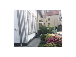 Schlupfttor zur Auffahrt, Carport, Mülltonnen