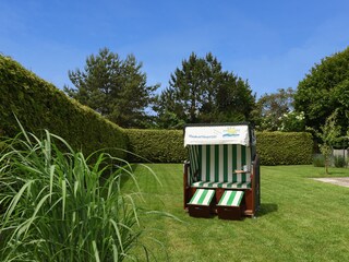 Blick in den Garten, auf die große Spielwiese.