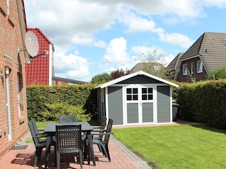 Mit Gartenhaus für Fahrräder