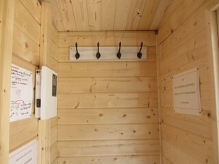 Im Sauna-Vorraum bequem den Bademantel abblegen