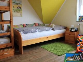 Kinderzimmer mit Etagenbett und Einzelbett je 90X200 m