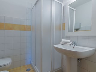 Casale San Francesco - bathroom with shower