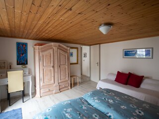 Hübsches Schlafzimmer mit Doppelbett, und Einzelbett