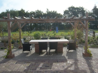 Terrasse und Spielplatz