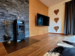 Wohnzimmer mit Deko-Kamin