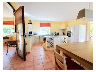 connection to well equipped kitchen