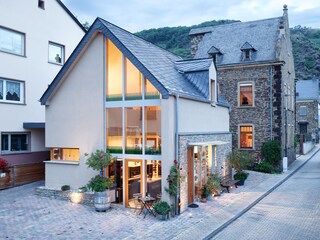 1. Geschoss im Mietshaus links neben der Vinothek