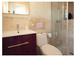 Bathroom at bedroom 5