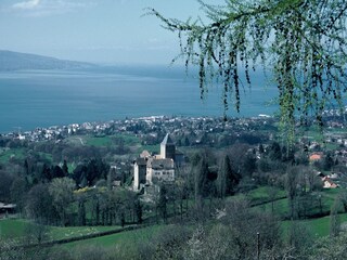 Schloss Blonay mit Genfersee