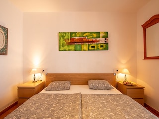 kleines Schlafzimmer mit Bett 1,80x2,00 m