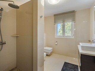 Zweites Badezimmer mit offener Dusche