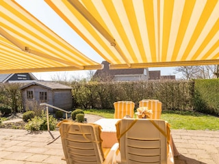 Die sonnige Terrasse mit Markise
