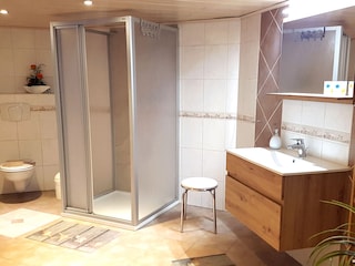 großes Badezimmer