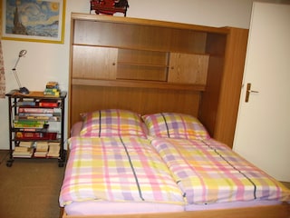 Schrankbett ausgeklappt im Wohnzimmer