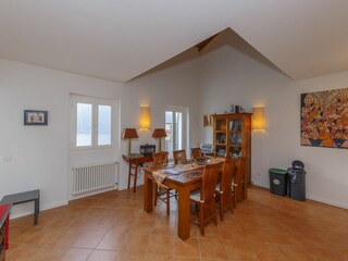 Im Esszimmer können Sie mit der Stereoanlage Musik hören