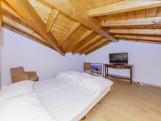 Zweites Schlafzimmer mit Fernseher!