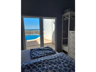 drittes Schlafzimmer mit Blick auf Pool und Meer