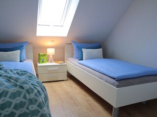 Schlafzimmer mit zwei Einzelbetten
