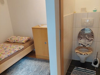 Schlafzimmer 2 im EG mit Gäste Wc