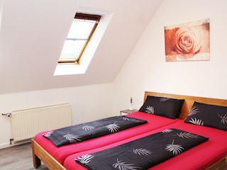Schlafzimmer mit modernem Doppelbett