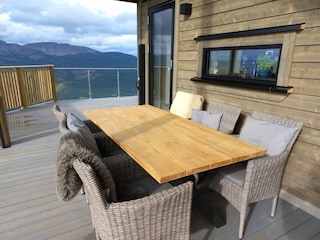 Große Terrasse rund ums Haus