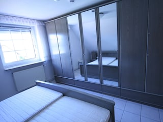 Grosses Schlafzimmer- Schrank
