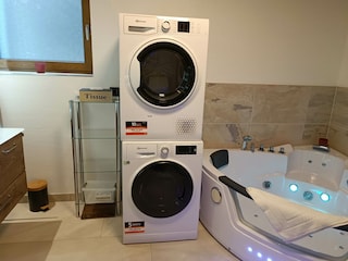 In der Wohnung:  Waschmaschine und Trockner