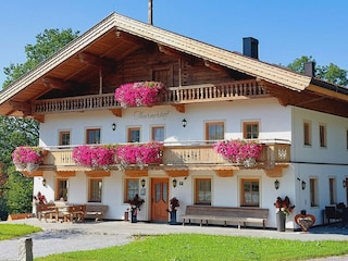 Thurnerhof Frontansicht mit Terrasse