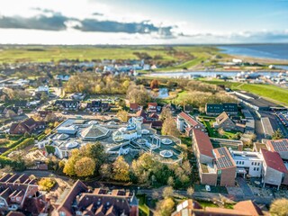 Luftbildaufnahmen-Außenansicht vom Ferienhaus Deichkrone und direkter Umgebung in Bensersiel