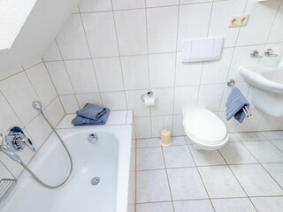 Badezimmer im 1. OG mit Dusche und  Badewanne