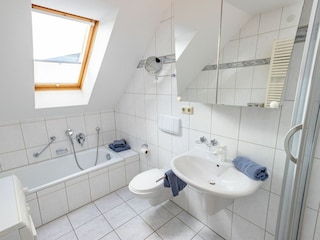 Badezimmer im 1. OG mit Dusche und  Badewanne