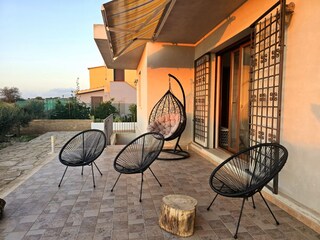Chillout-Terrasse mit Sonnenuntergang
