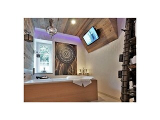2. Badezimmer mit Whirlbadewanne