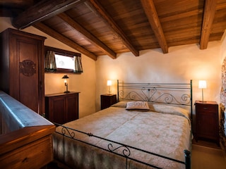 Double bed on the loft. Doppelbett am Loft