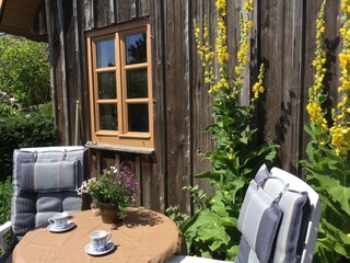Gemütlicher Platz auf sonniger Terrasse
